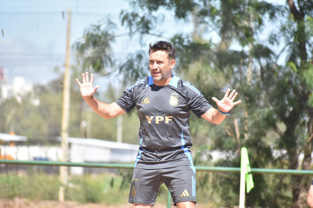 Liga Evolución Fútbol Playa: jornada de entrenamiento en el COP de Paraguay