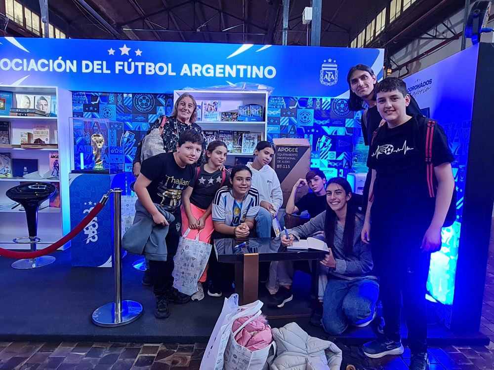 Una abuela, nueve nietos y una pasión intacta: la familia Taborda dijo presente en el stand de AFA