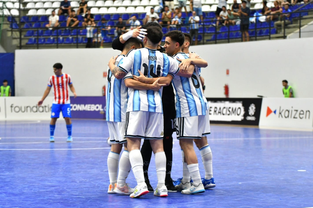 Argentina se mide ante Paraguay en busca de un lugar en semifinales