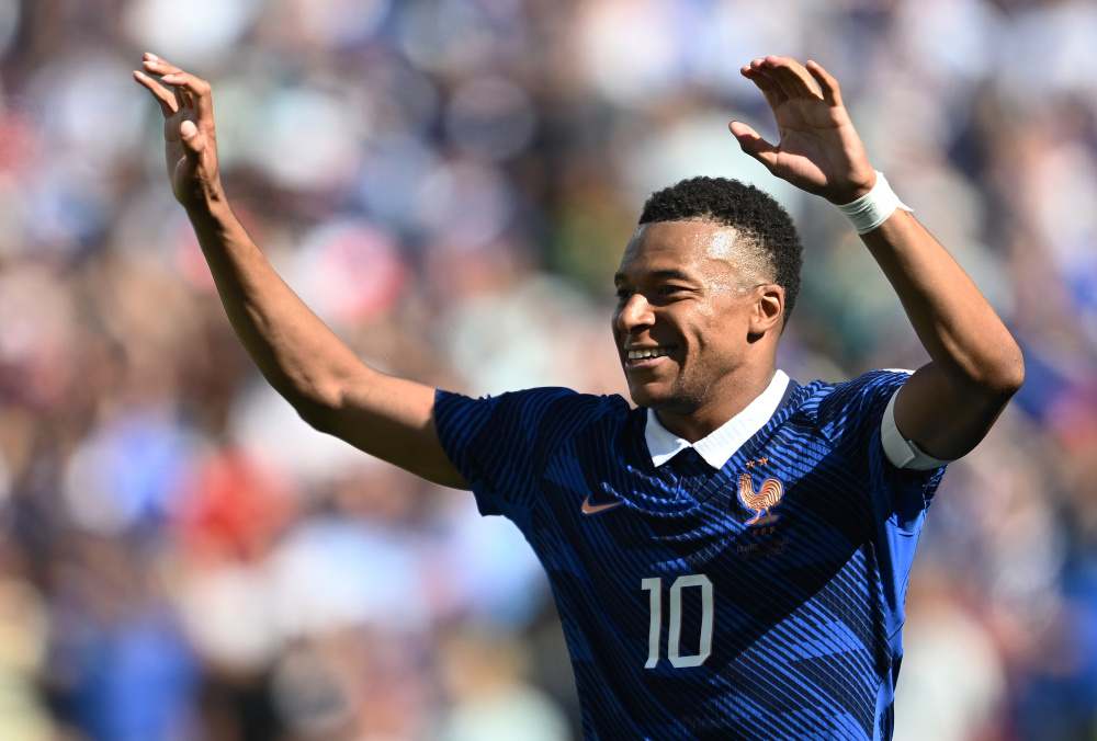 Doblete de Mbappé y Francia arrancó con el pie derecho