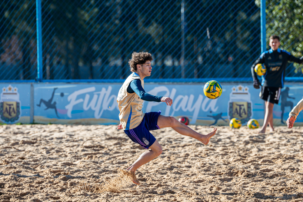 La Selección Sub20 de Fútbol Playa comenzó un microciclo de dos días