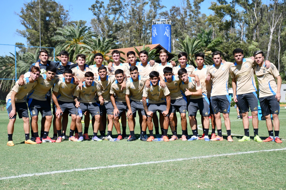 La Selección Sub17 entrenó en el Predio Lionel Messi y esta tarde viaja a Uruguay