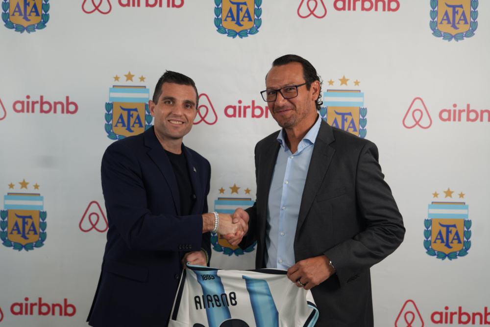 La Asociación del Fútbol Argentino consolida su expansión global sumando a Airbnb como nuevo Sponsor Regional