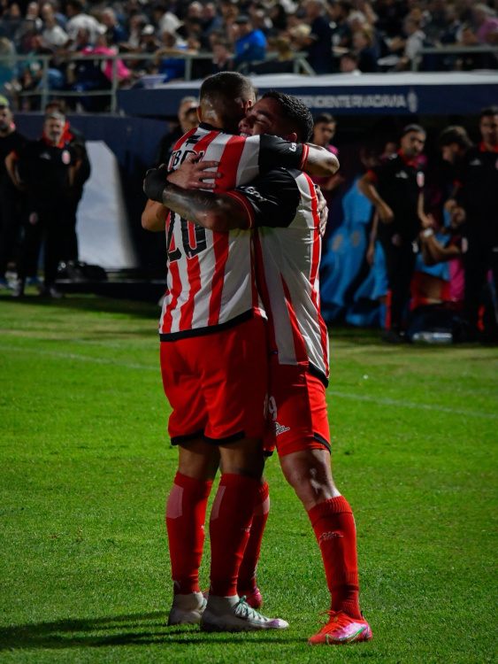 Fútbol en Mendoza: Barracas Central venció 2-1 a Independiente Rivadavia