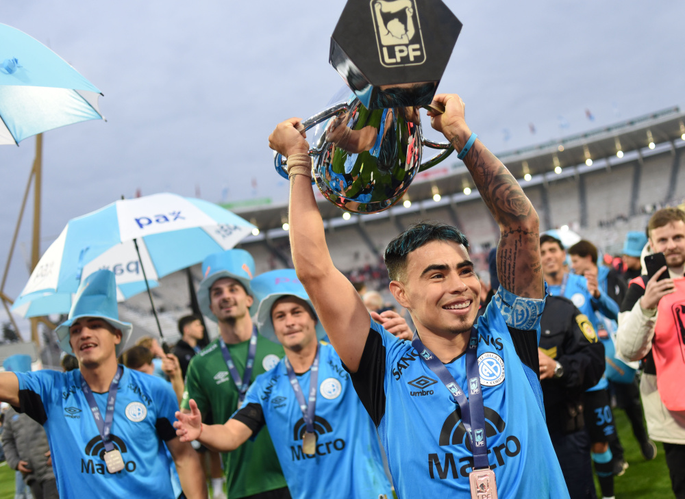 El presidente Claudio Tapia le entregó la copa a Belgrano de Córdoba, campeón del Torneo Apertura 2026