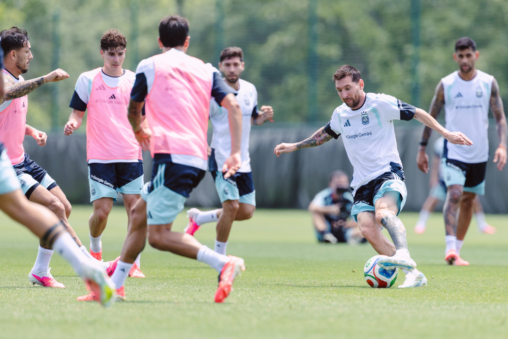 El equipo de Scaloni se entrenó en turno matutino