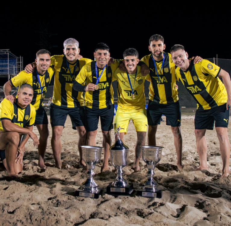 Lucas Ponzetti y Nahuel Cipolletta, campeones en el fútbol playa uruguayo con Peñarol