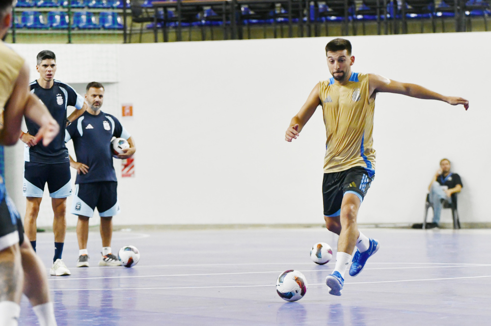 La Selección se entrenó en el estadio Oscar Harrison de Paraguay