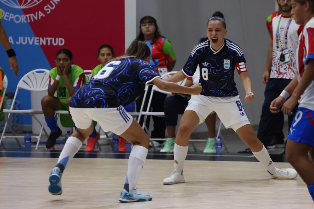 Ya clasificada a la final, Argentina quedó como líder al vencer 4-1 a Paraguay