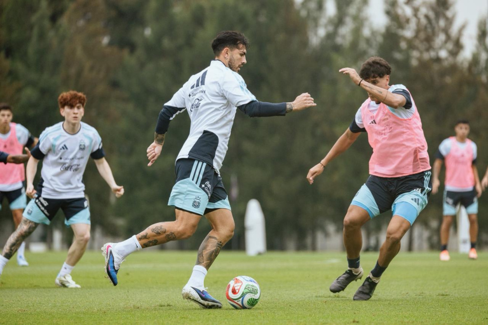 Leandro Paredes durante el amistoso de la Selección Argentina ante la Sub 20. (AFA)