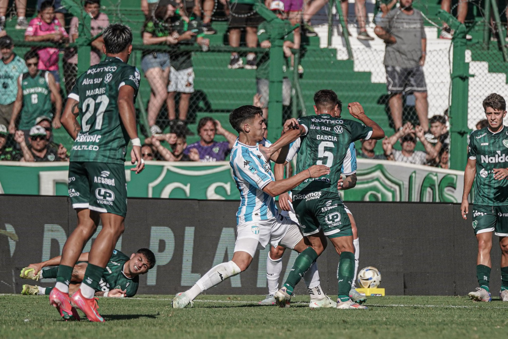 Sarmiento de Junín abrió la jornada de domingo y derrotó a Atlético Tucumán 2 a 1