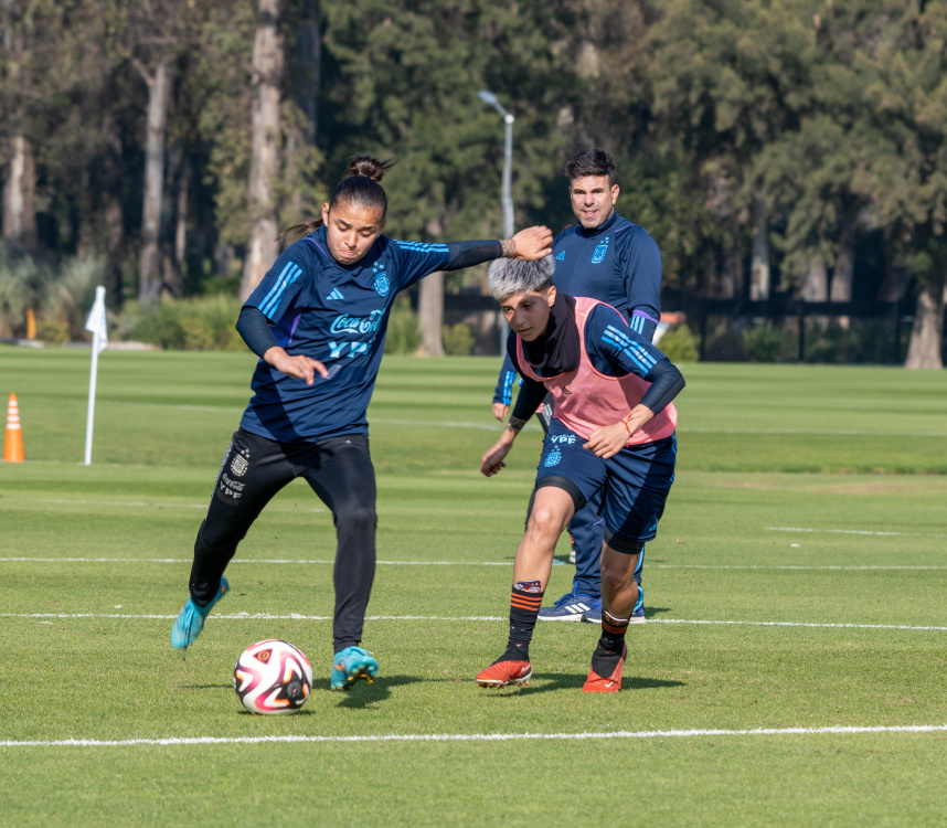 Entrenamiento matutino para la preselección Sub 20 Femenina en Ezeiza