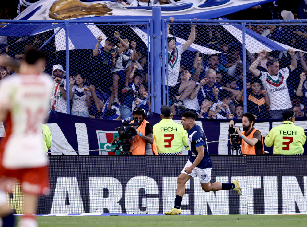 Vélez superó 2-0 a Huracán y se proclamó campeón