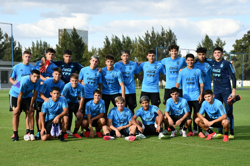 La Selección realizó su última práctica en Ezeiza antes de viajar a Uruguay
