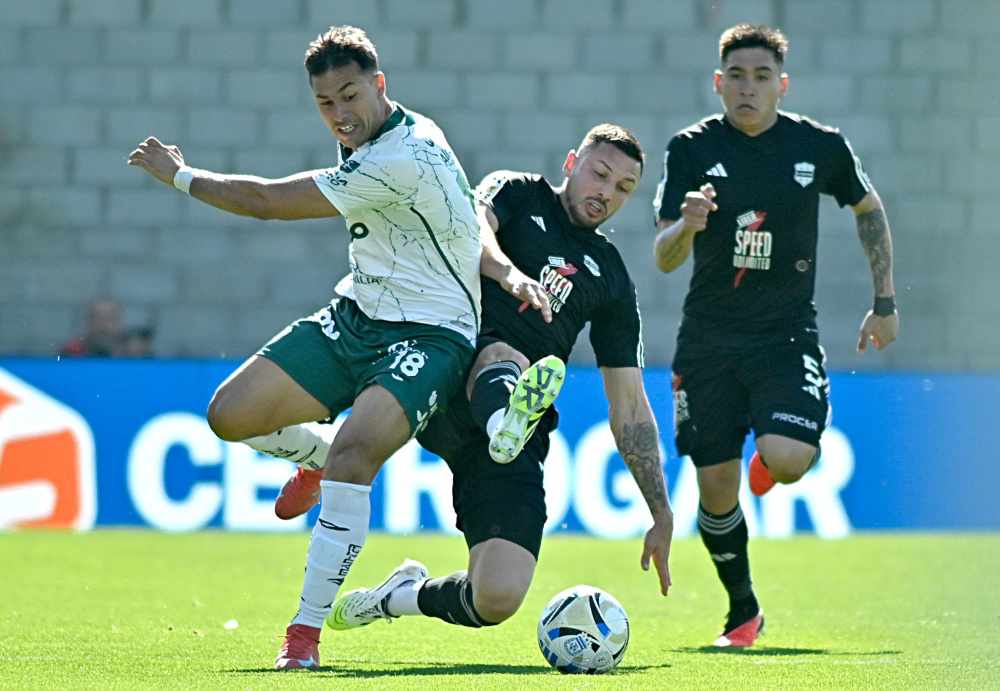Deportivo Riestra derrotó por 3-0 a Sarmiento