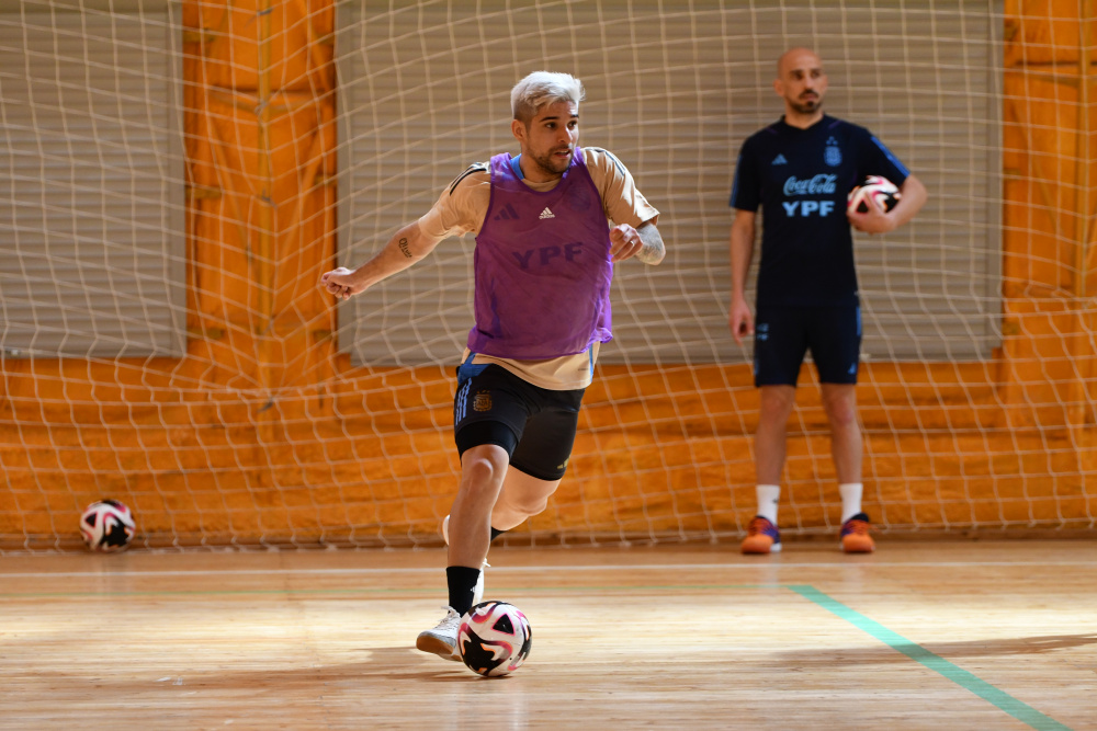 Trabajo en tres turnos para la Selección de Futsal en Kazajistán