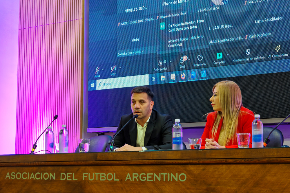 Primer simposio para mujeres dirigentes