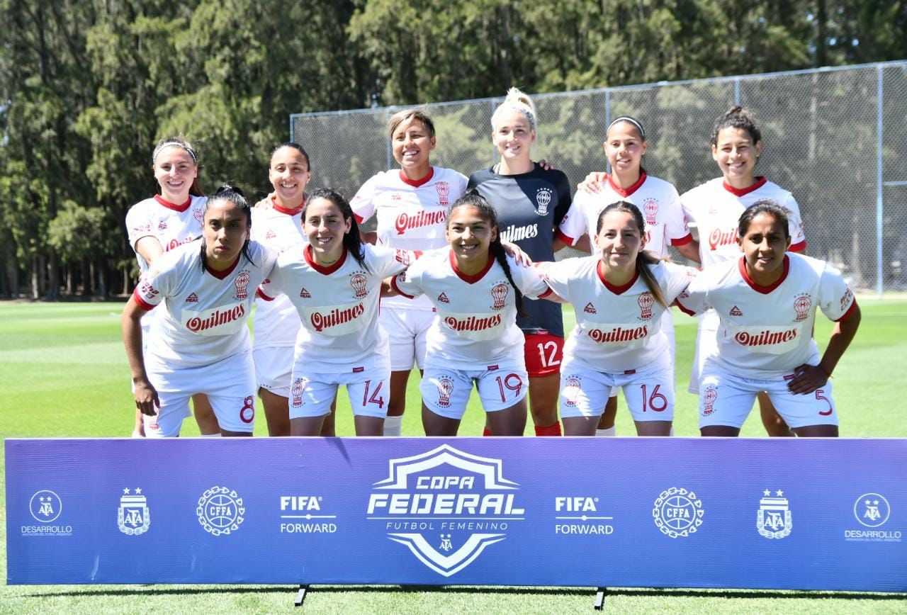 Un grupo de personas en una cancha Descripción generada automáticamente