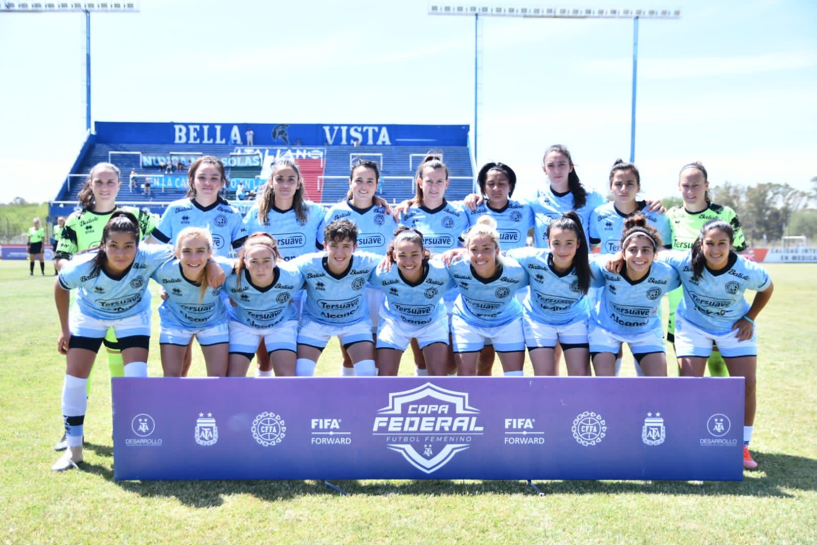 Un grupo de personas posando para una foto en una red social Descripción generada automáticamente con confianza media