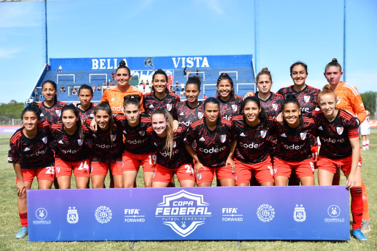 Un grupo de personas posando para la cámara con un texto en blanco Descripción generada automáticamente