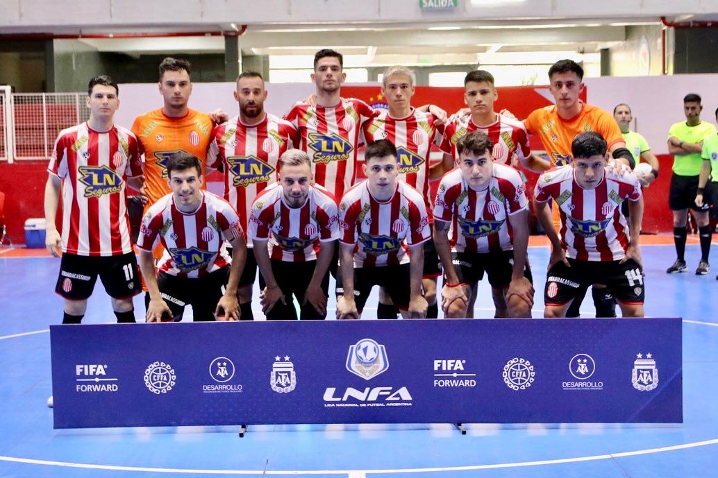 Grupo de personas posando para la cámara con un fondo azul Descripción generada automáticamente