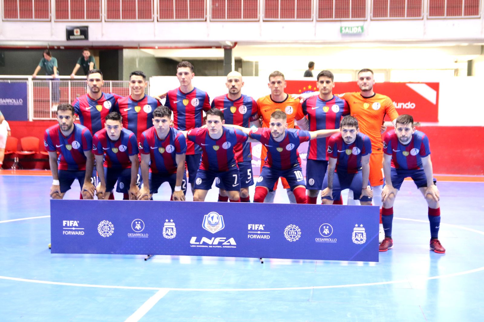 Un grupo de personas en una cancha Descripción generada automáticamente