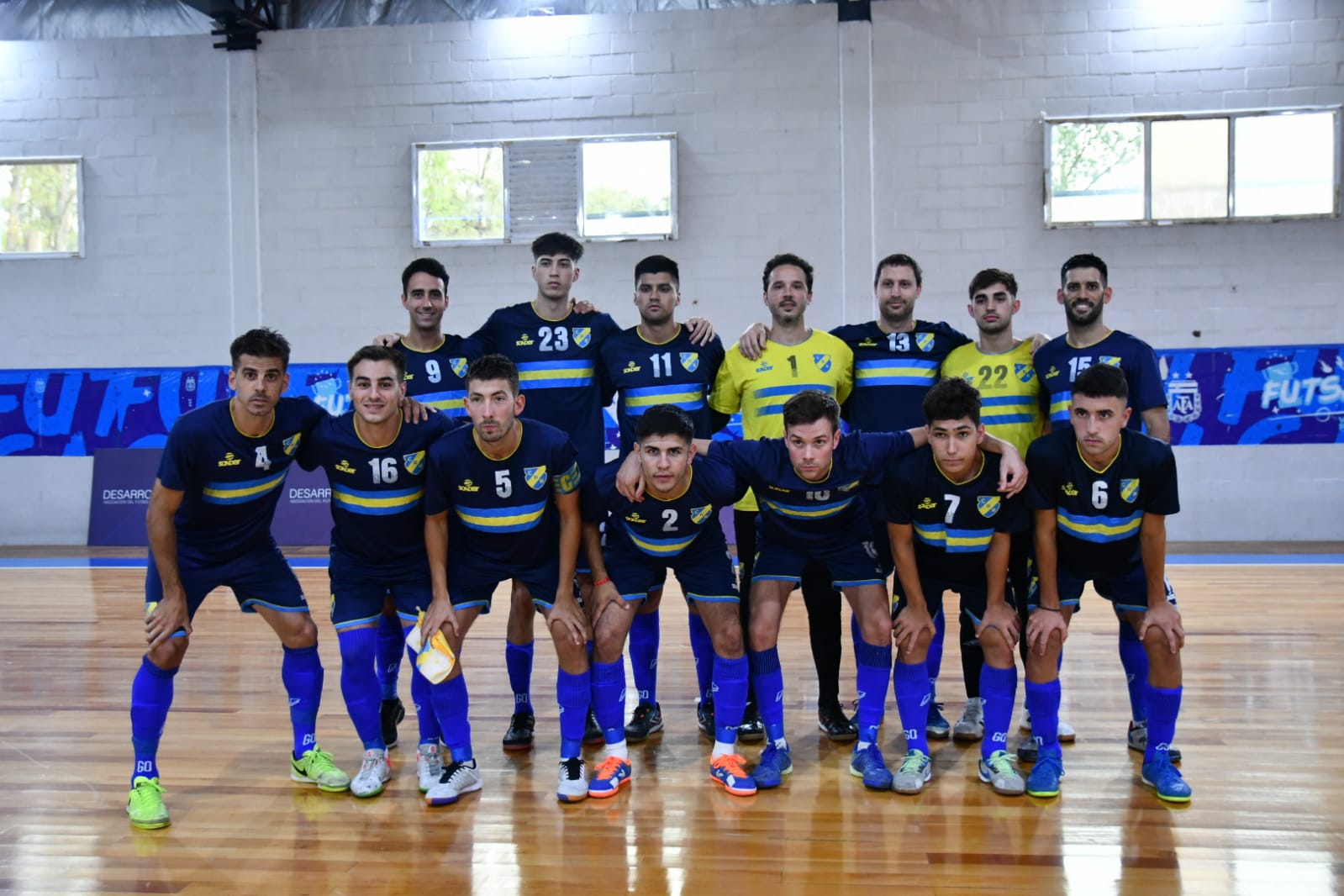 Grupo de personas posando para una foto en el piso Descripción generada automáticamente