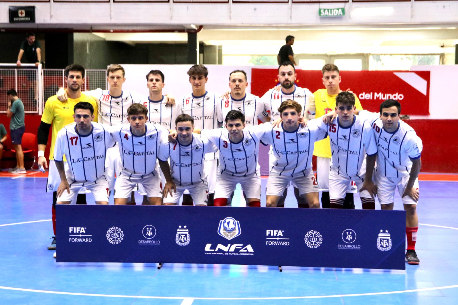 Un grupo de personas en una cancha Descripción generada automáticamente
