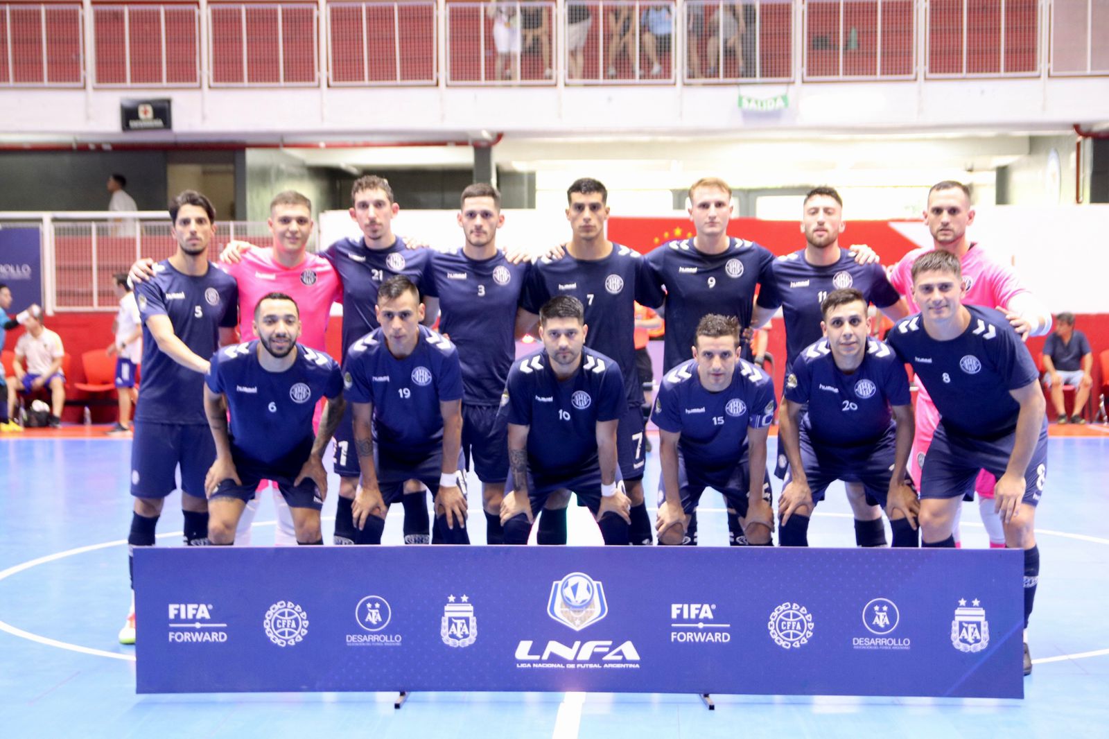 Un grupo de personas en una cancha Descripción generada automáticamente
