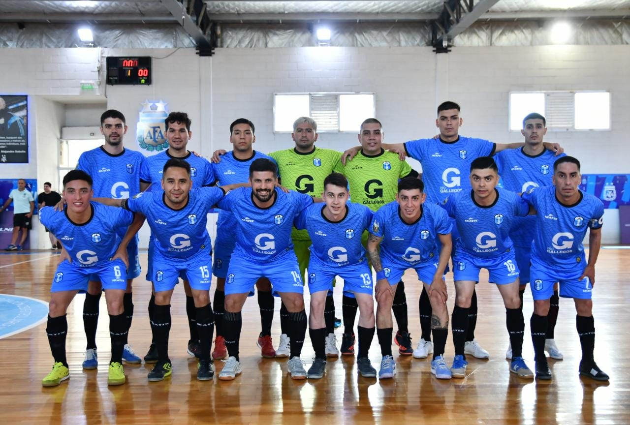 Un grupo de personas posando para la cámara delante de un equipo de futbol Descripción generada automáticamente con confianza media