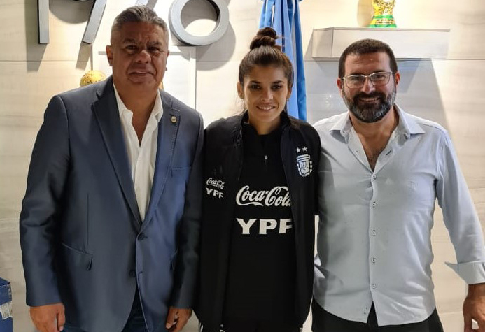 Un grupo de hombres posando para una foto Descripción generada automáticamente