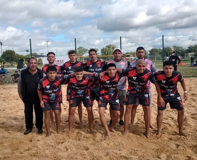 Grupo de personas posando en la arena Descripción generada automáticamente