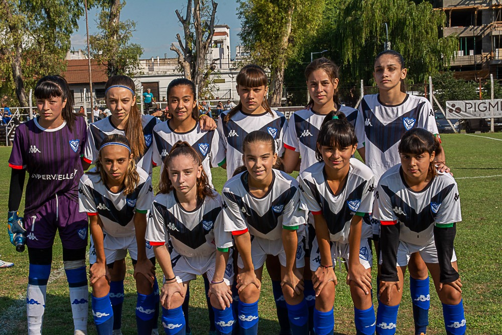 Un grupo de jugadores de fútbol posando para una foto Descripción generada automáticamente