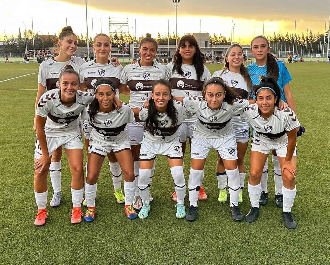 Grupo de personas posando para una foto en el pasto Descripción generada automáticamente