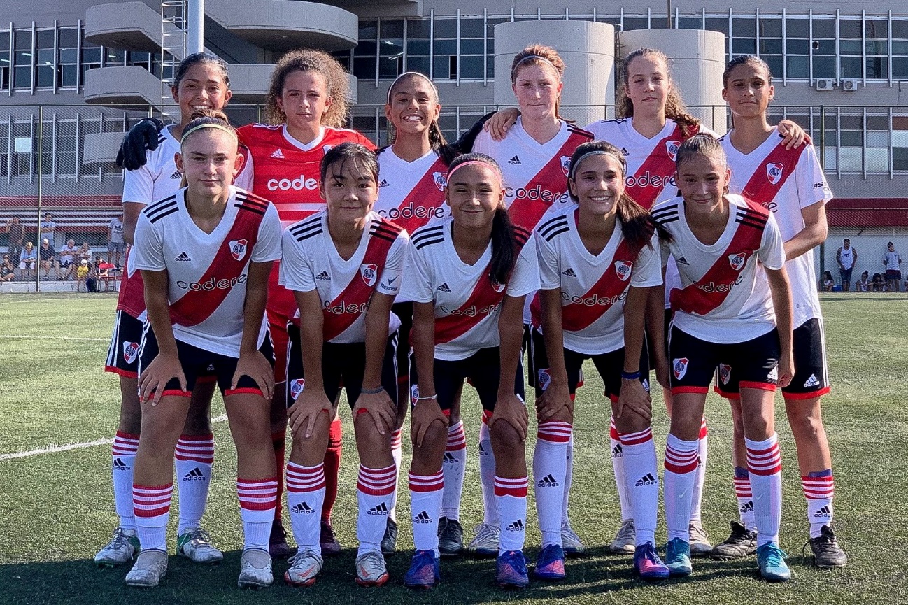 Un grupo de personas con uniforme de fútbol Descripción generada automáticamente