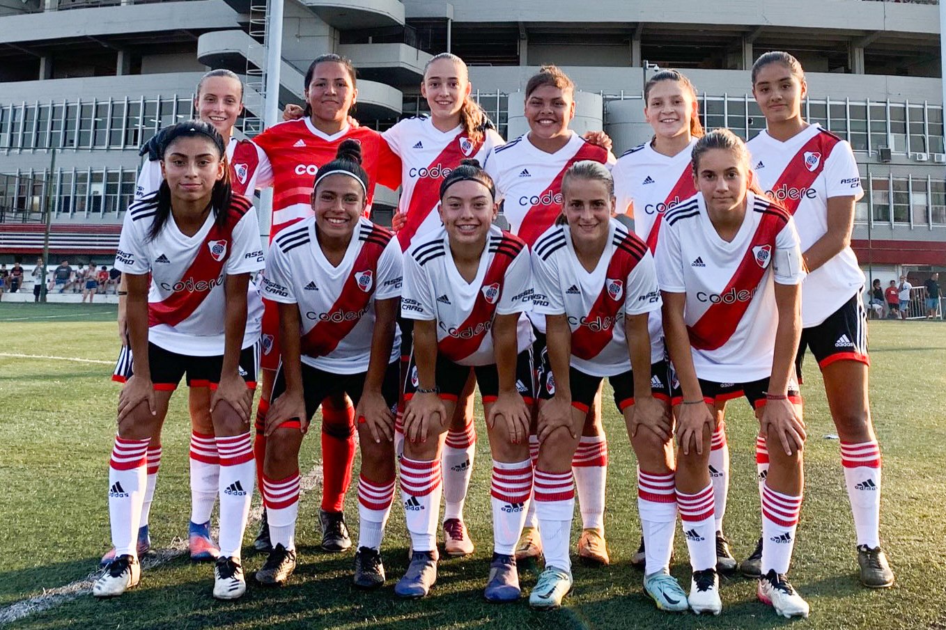 Un grupo de personas con uniforme de fútbol Descripción generada automáticamente