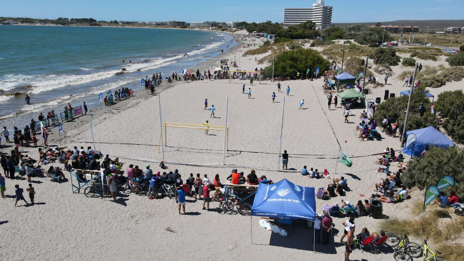 Multitud de personas en una playa Descripción generada automáticamente