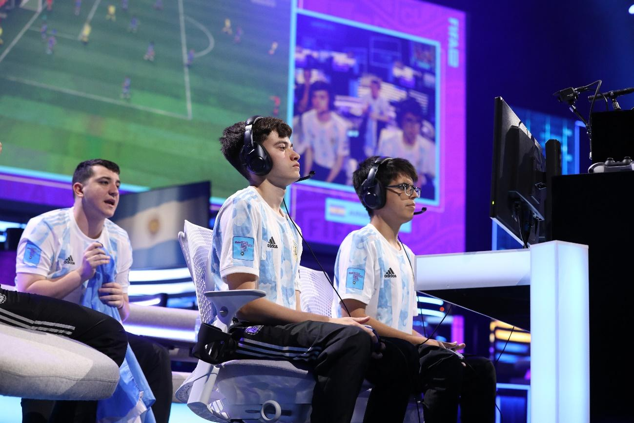 Un grupo de personas jugando video juegos Descripción generada automáticamente