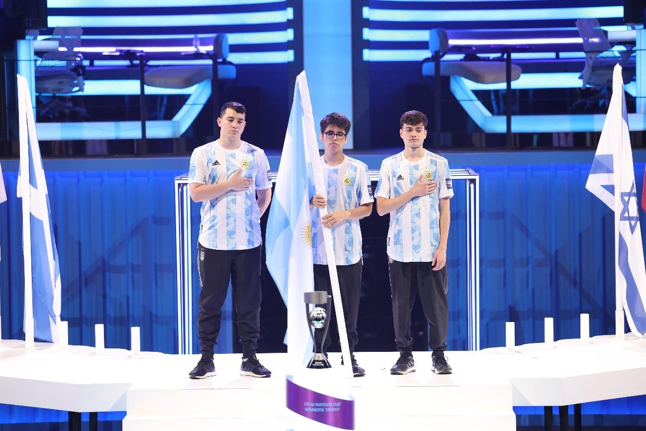 Grupo de personas en un escenario Descripción generada automáticamente con confianza media