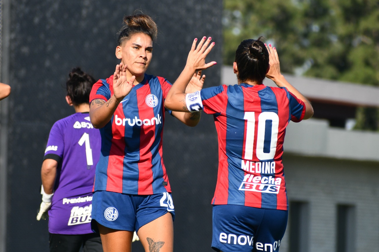 Un jugador de fútbol con espectadores Descripción generada automáticamente con confianza media
