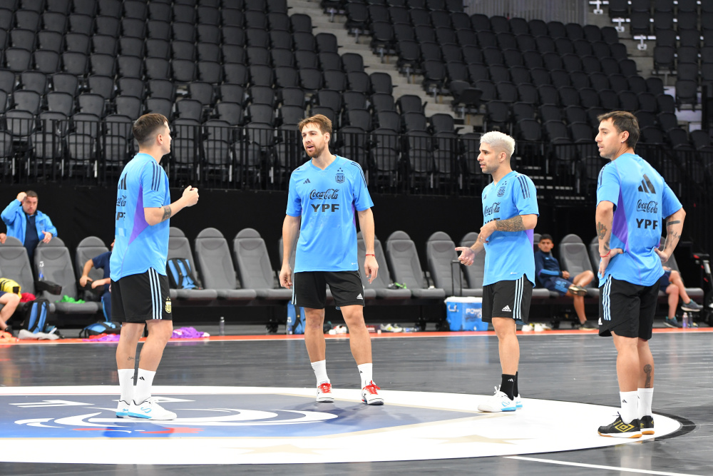 La Selección de Futsal entrenó en doble turno de cara al partido con Francia