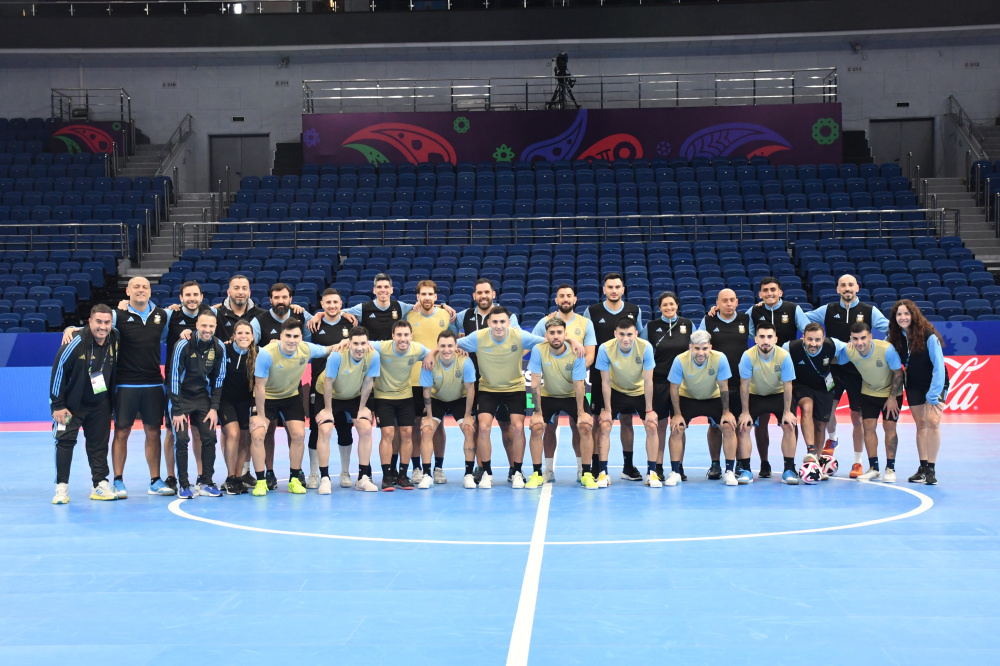 Último entrenamiento en Uzbekistán antes del partido con Brasil