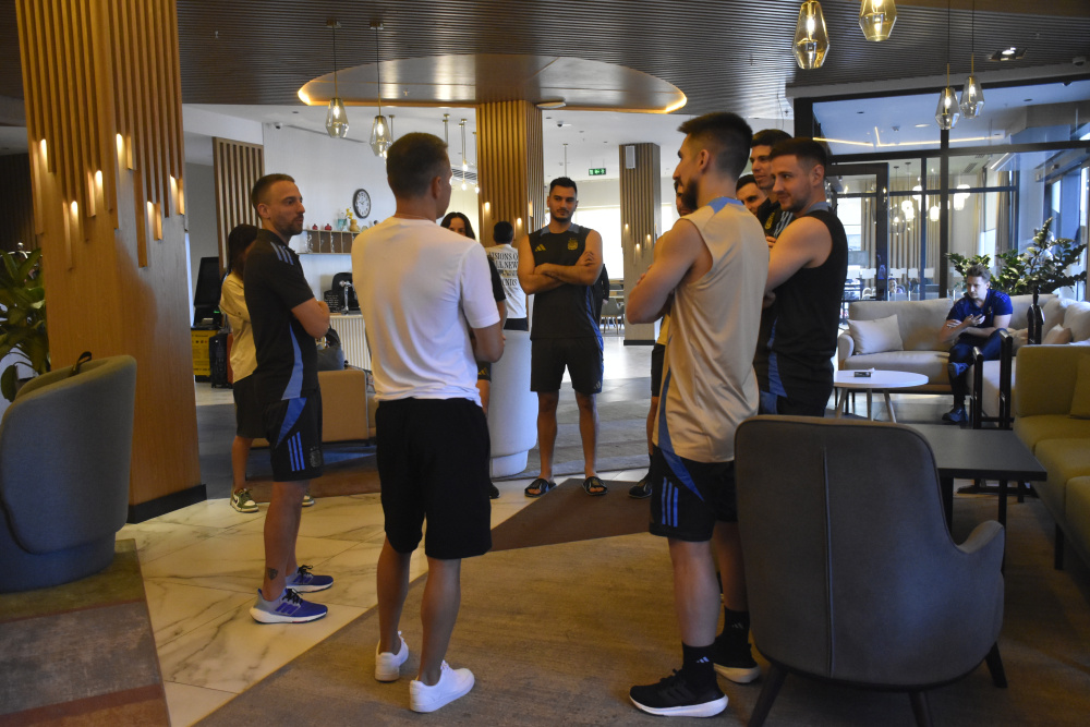 Javier Saviola visitó a la Selección Argentina en Taskent